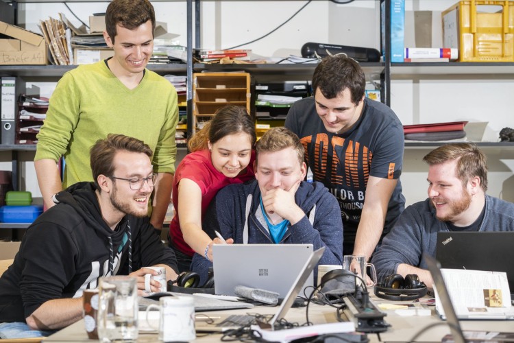 Studierende im Maschinenbau arbeiten gemeinsam vor Laptop