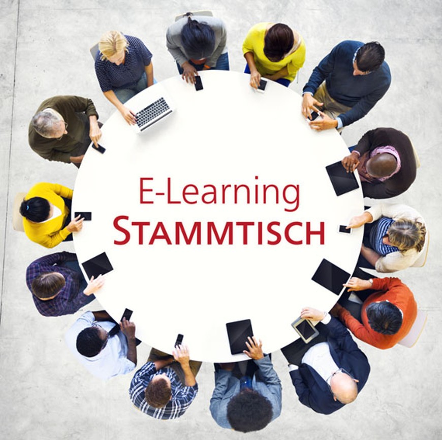 Mehrere Personen sitzen um einen runden Tisch. Auf der Mitte des Tisches steht "E-Learning Stammtisch".