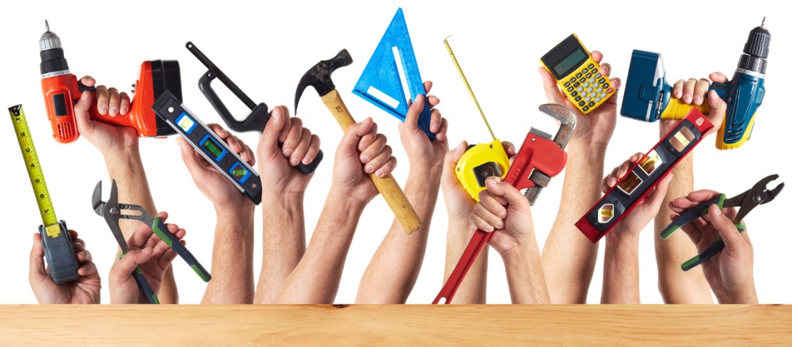 Viele Hände, die Werkzeuge hoch halten
(© kurhan/ shutterstock
Quelle: http://www.shutterstock.com/pic.mhtml?id=152822789&src=id)