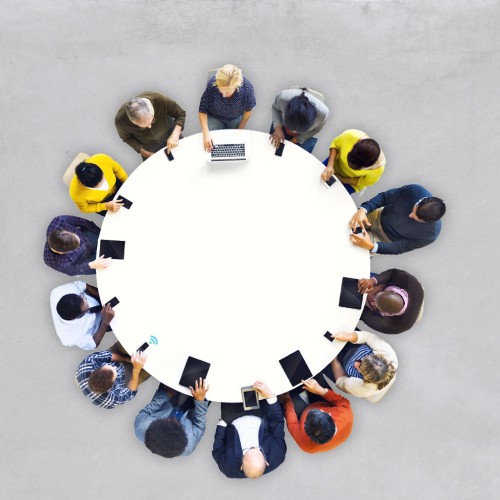 Runder Tisch mit Menschen, die drumherum sitzen