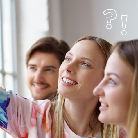 Studierende arbeiten an einer gläsernen Metaplanwand