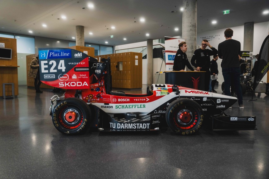 Studierende am Tisch