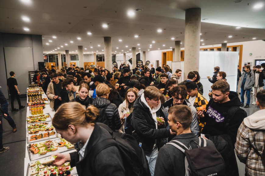 Studierende bei der emb